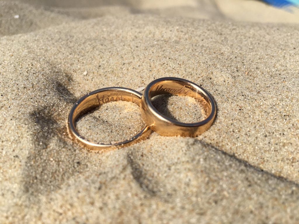 Ringretter - Ring am Strand verloren Zwei Eheringe am Strand im Sand